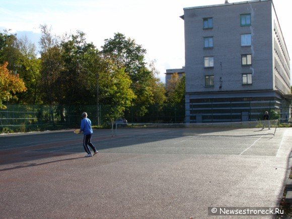 Закончили ремонт теннисного корта на ул.Володарского.