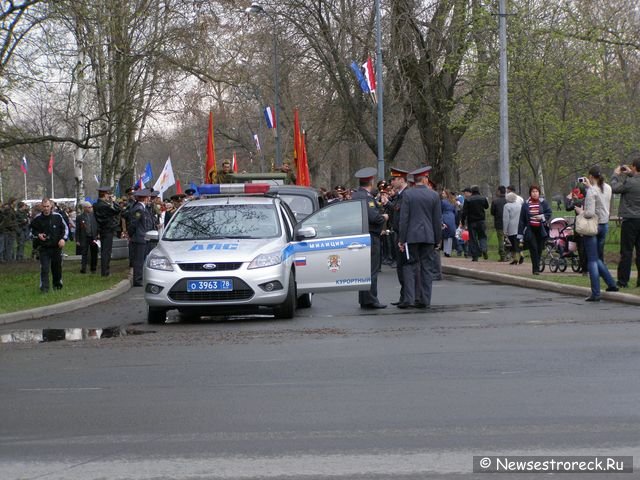 Праздничное шествие и церемония возложения венков.  9 мая 2010 Сестрорецк.