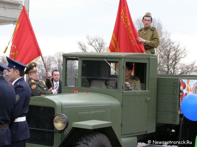 Праздничное шествие и церемония возложения венков.  9 мая 2010 Сестрорецк.