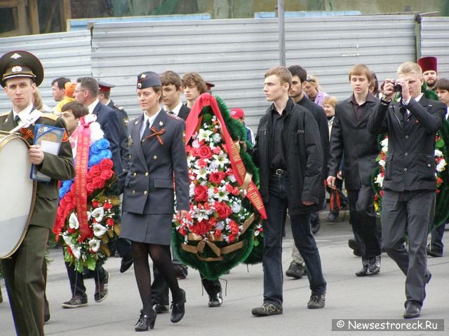 Праздничное шествие и церемония возложения венков.  9 мая 2010 Сестрорецк.