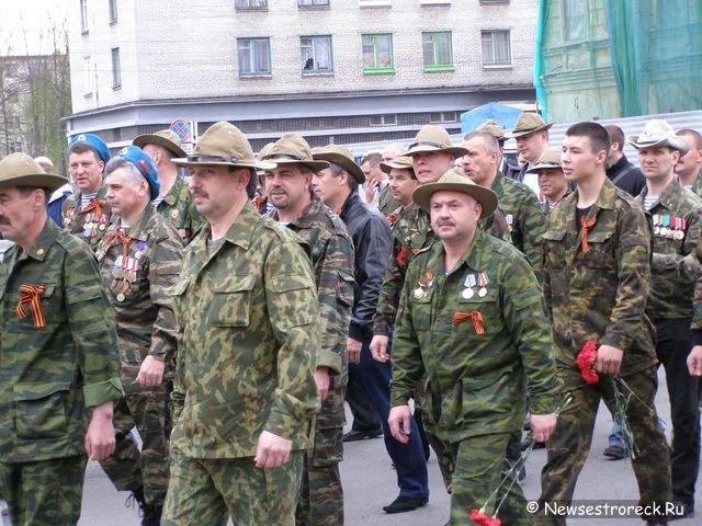 Праздничное шествие и церемония возложения венков.  9 мая 2010 Сестрорецк.