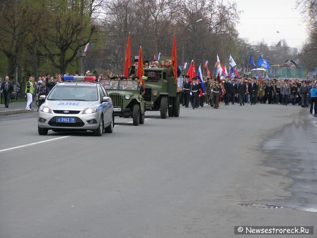 Праздничное шествие и церемония возложения венков.  9 мая 2010 Сестрорецк.