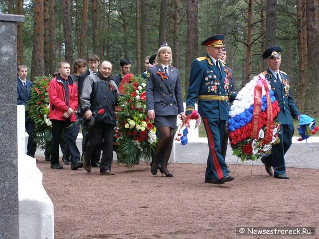 Праздничное шествие и церемония возложения венков.  9 мая 2010 Сестрорецк.