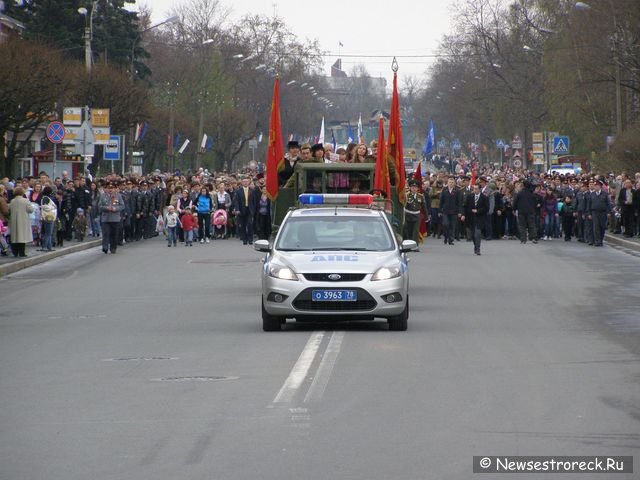 Праздничное шествие и церемония возложения венков.  9 мая 2010 Сестрорецк.