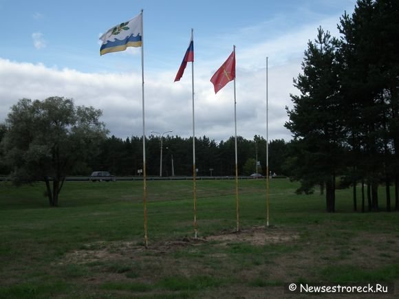 В сквере пограничников флагштоки помазали солидолом