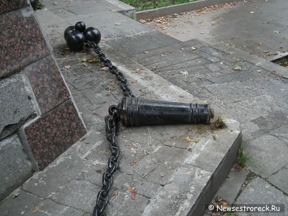 В Сестрорецке разваливается памятник русским морякам.