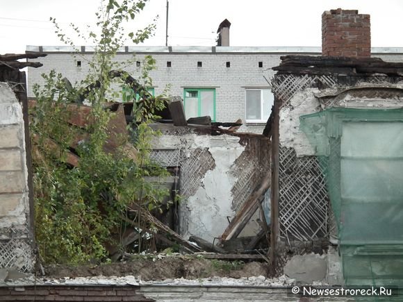 Обрушился фасад здания на улице Володарского 5а
