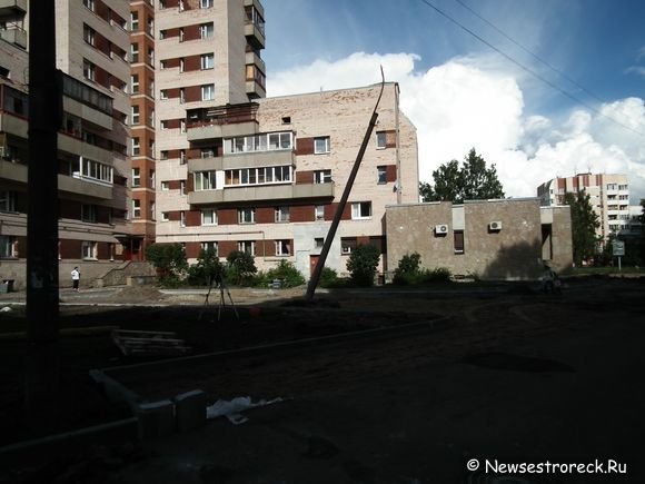 На Токарева д10 рабочие подкопали опору уличного освещения.