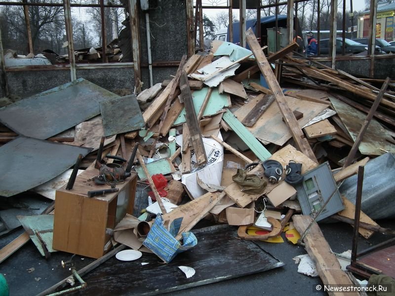 В Сестрорецке снесли бывший магазин хозяйственных товаров