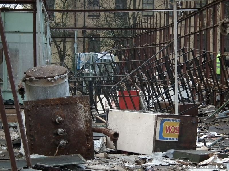 В Сестрорецке снесли бывший магазин хозяйственных товаров