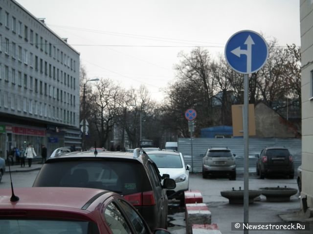 У здания полиции на ул.Володарского сняли дорожные знаки