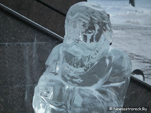 У Храма установили ледяную скульптуру 2012