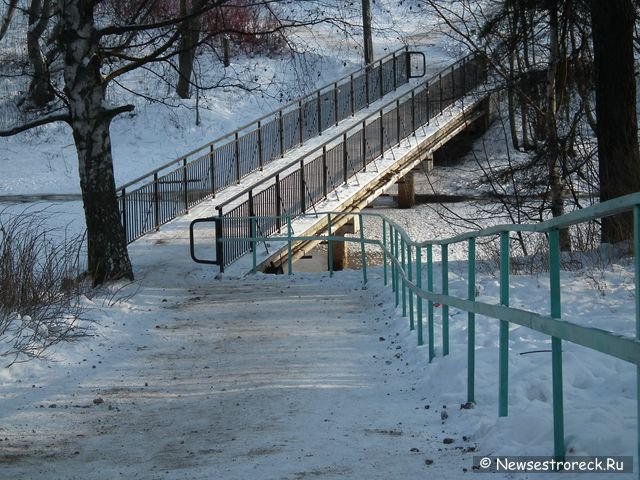 В Курорте на мосту установили перила