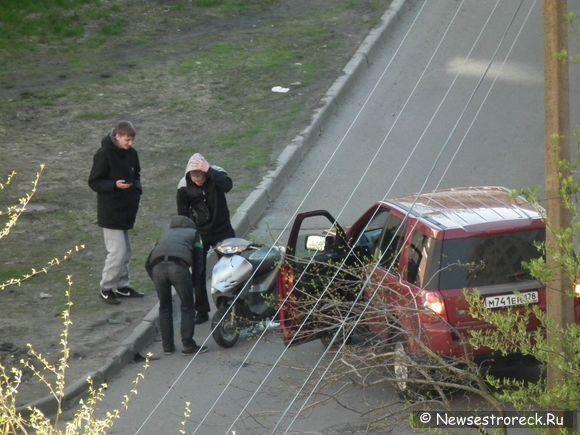 Скутерист угодил под машину 