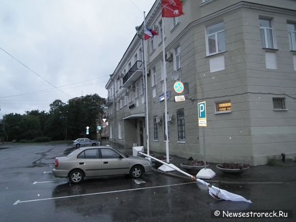 У здания полиции ветер завалил флагшток