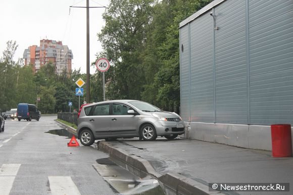 На ул.Токарева Nissan протаранил магазин "Сфера"