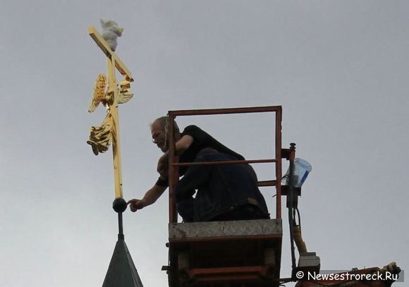 На библиотеке Храма установили ангелочка На библиотеке Храма установили ангелочка