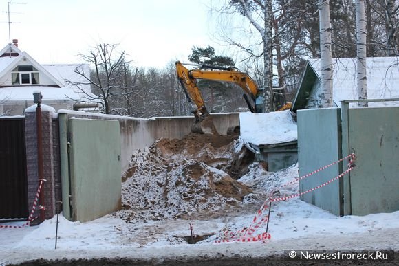Рабочие разрыли бомбоубежище на вокзале Рабочие разрыли бомбоубежище на вокзале