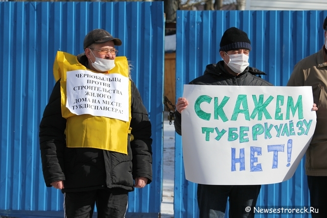 Жители Сестрорецка вышли на митинг против строительства на месте туберкулезной больницы