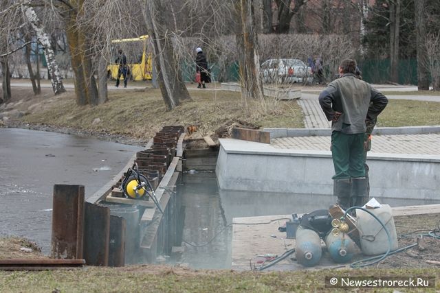 На заводской плотине демонтируют стену из металлического шпунта