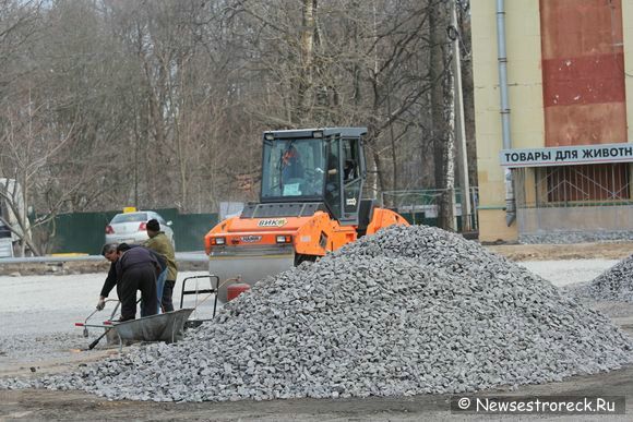 У дома №6 по ул.Воскова организовали площадку для иличной торговли