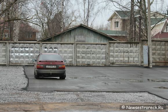 У дома №6 по ул.Воскова организовали площадку для иличной торговли