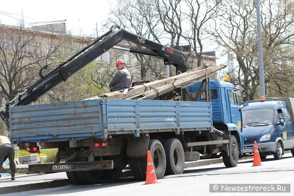 На ул.Володарского убирают старые мачты уличного освещения.