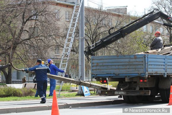 На ул.Володарского убирают старые мачты уличного освещения. На ул.Володарского убирают старые мачты уличного освещения.