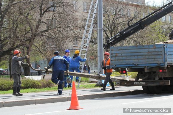 На ул.Володарского убирают старые мачты уличного освещения. На ул.Володарского убирают старые мачты уличного освещения.