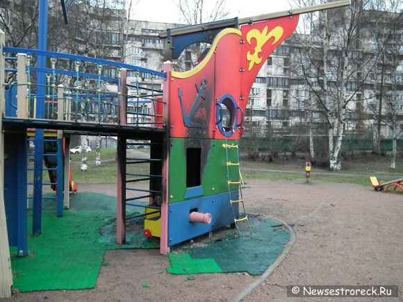 В Сестрорецке горела детская площадка