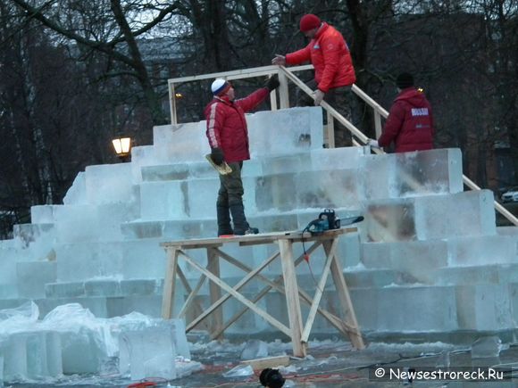 На площади началось строительство Ледового городка