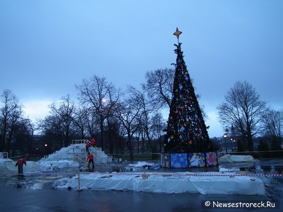 На площади началось строительство Ледового городка