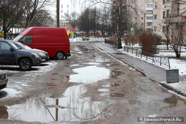 Состояние дорожного покрытия во дворах на ул.Токарева и Приморского шоссе