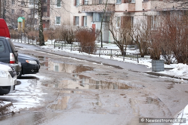 Состояние дорожного покрытия во дворах на ул.Токарева и Приморского шоссе