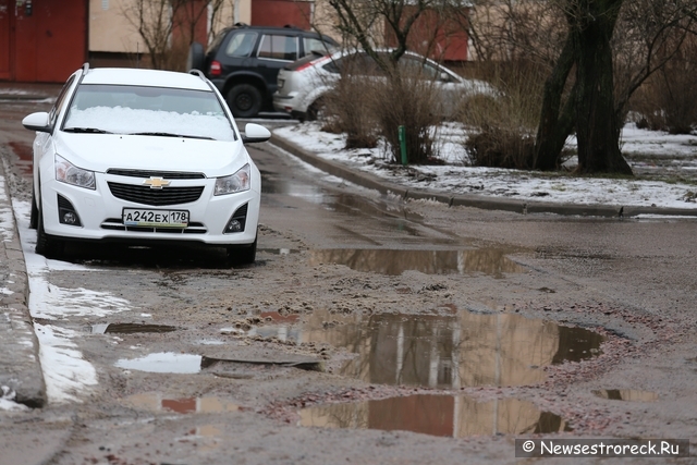 Состояние дорожного покрытия во дворах на ул.Токарева и Приморского шоссе