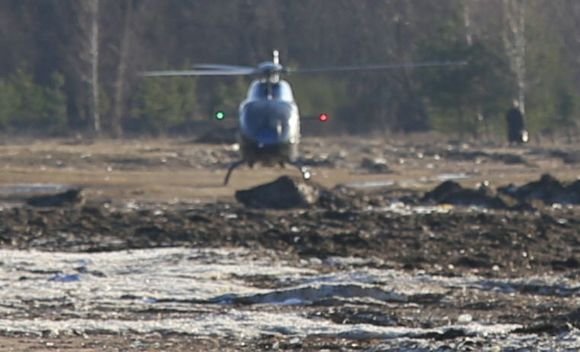 Вертолет сел на пляже в Сестрорецке