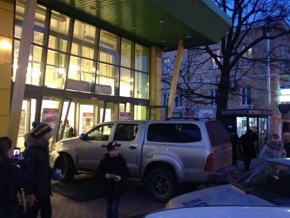 В Сестрорецке пикап Toyota Hilux протаранил «О’Кей-Экспресс» В Сестрорецке пикап Toyota Hilux протаранил «О’Кей-Экспресс»