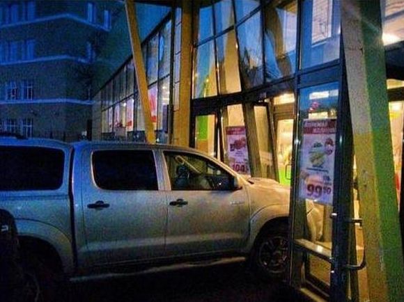 В Сестрорецке пикап Toyota Hilux протаранил «О’Кей-Экспресс» В Сестрорецке пикап Toyota Hilux протаранил «О’Кей-Экспресс»