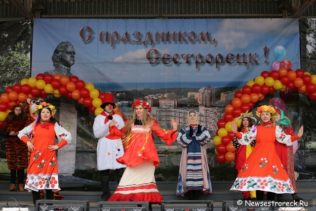 Уходи, зима! В Сестрорецке отметили Масленицу Уходи, зима! В Сестрорецке отметили Масленицу