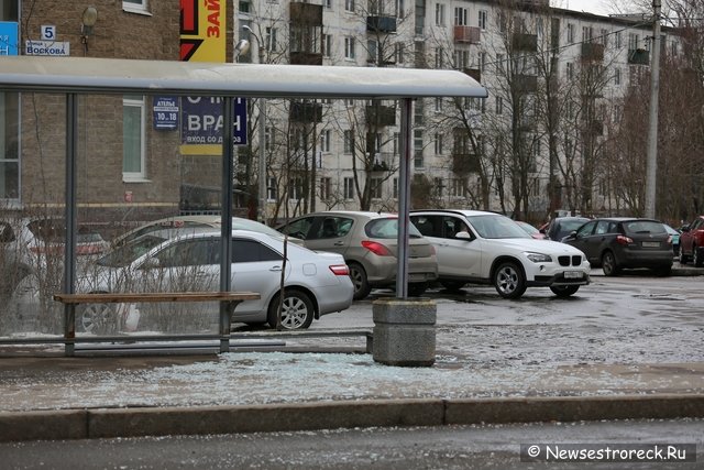 На автобусной остановке лопнуло стекло