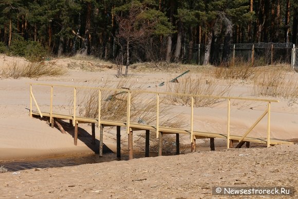 В Курорте поставили мостик через русло реки Сестры