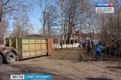 В Сестрорецке волонтеры убирают дворы современных Плюшкиных