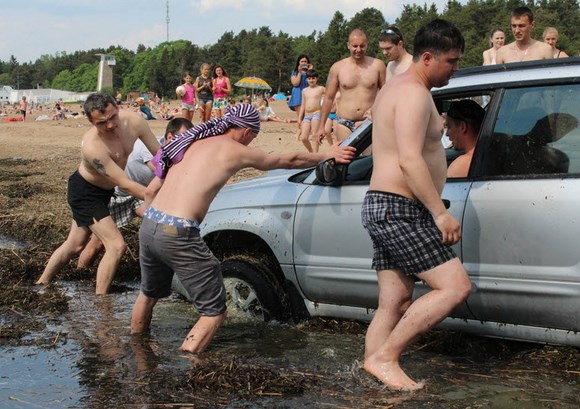Одуревшие от жары автолюбители устроили «Кэмел-трофи» на Финском заливе