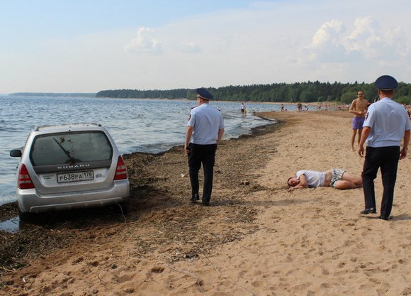 Одуревшие от жары автолюбители устроили «Кэмел-трофи» на Финском заливе