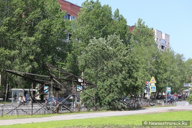 В Сестрорецке демонтируют старые опоры ЛЭП В Сестрорецке демонтируют старые опоры ЛЭП