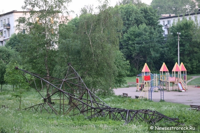 В Сестрорецке демонтируют старые опоры ЛЭП В Сестрорецке демонтируют старые опоры ЛЭП