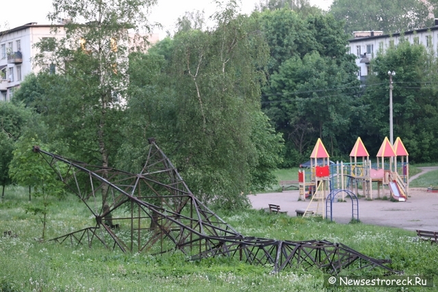 В Сестрорецке демонтируют старые опоры ЛЭП