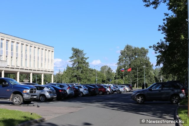 «Петровский арсенал» превратил площадь Свободы в стихийную парковку «Петровский арсенал» превратил площадь Свободы в стихийную парковку