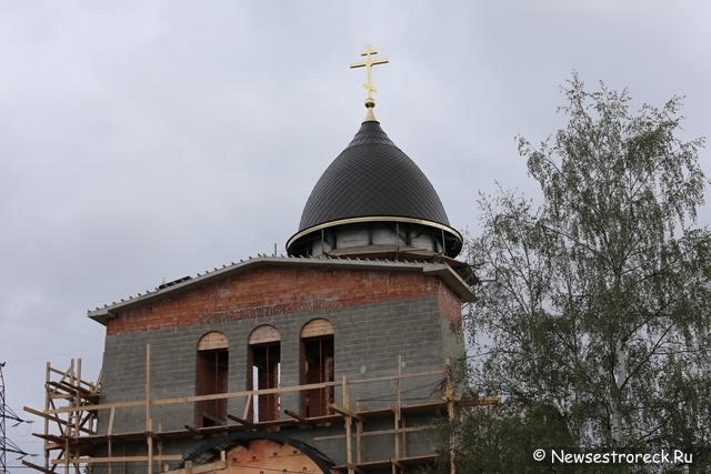 В Сестрорецке на Ксеньевскую церковь надели купол