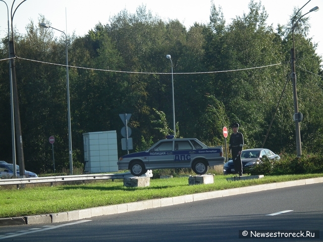 Муляж инспектора ДПС установили в Сестрорецке Муляж инспектора ДПС установили в Сестрорецке